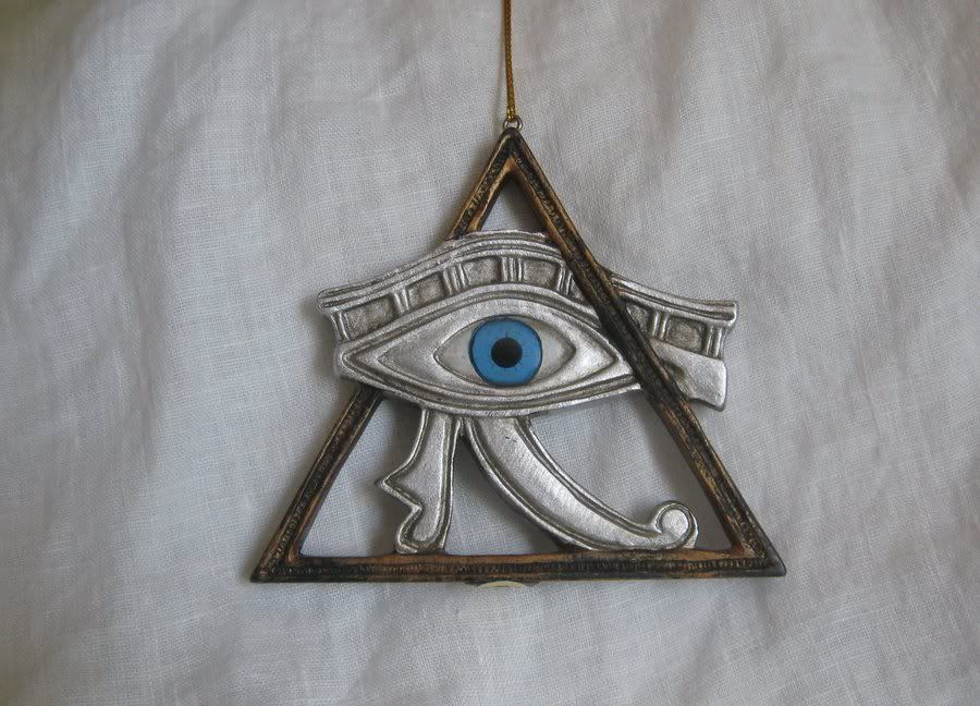 eye of horus pyramid. desert